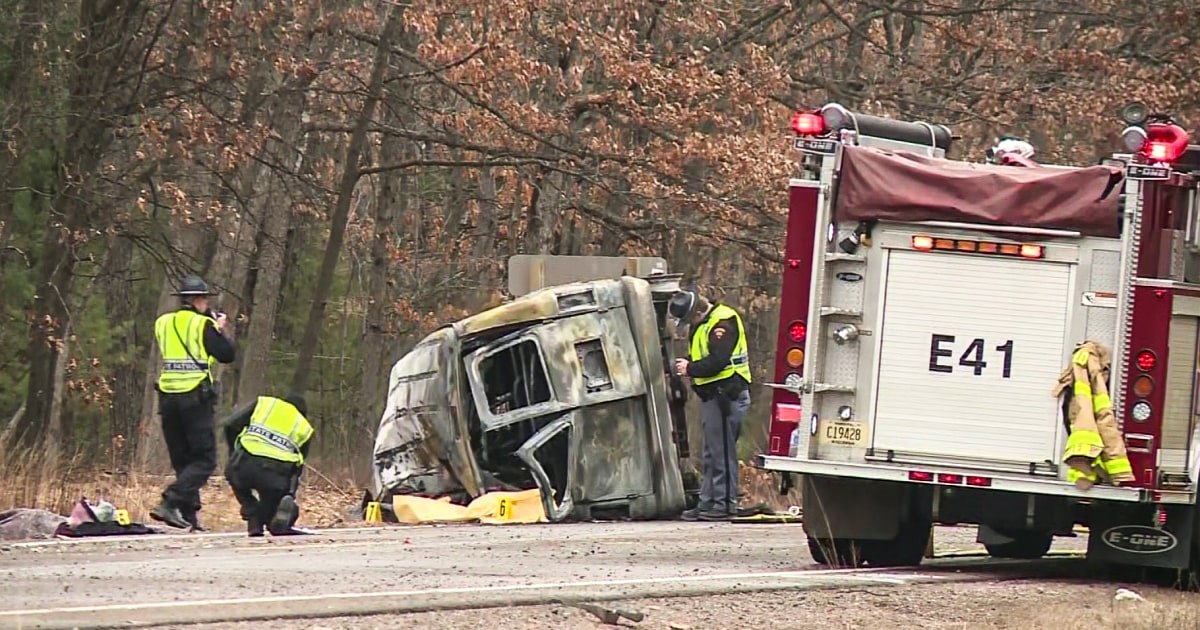 9 загинали при катастрофа между полуавтобус и микробус в Уисконсин