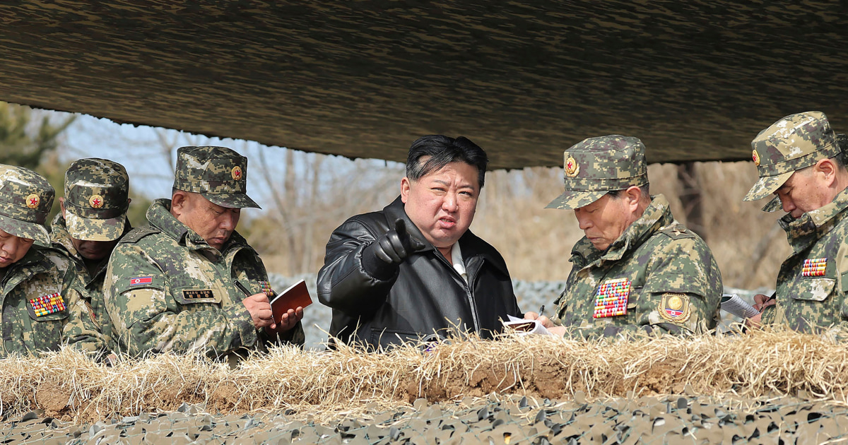 Севернокорейският лидер Ким Чен Ун ръководи учения за артилерийски стрелби