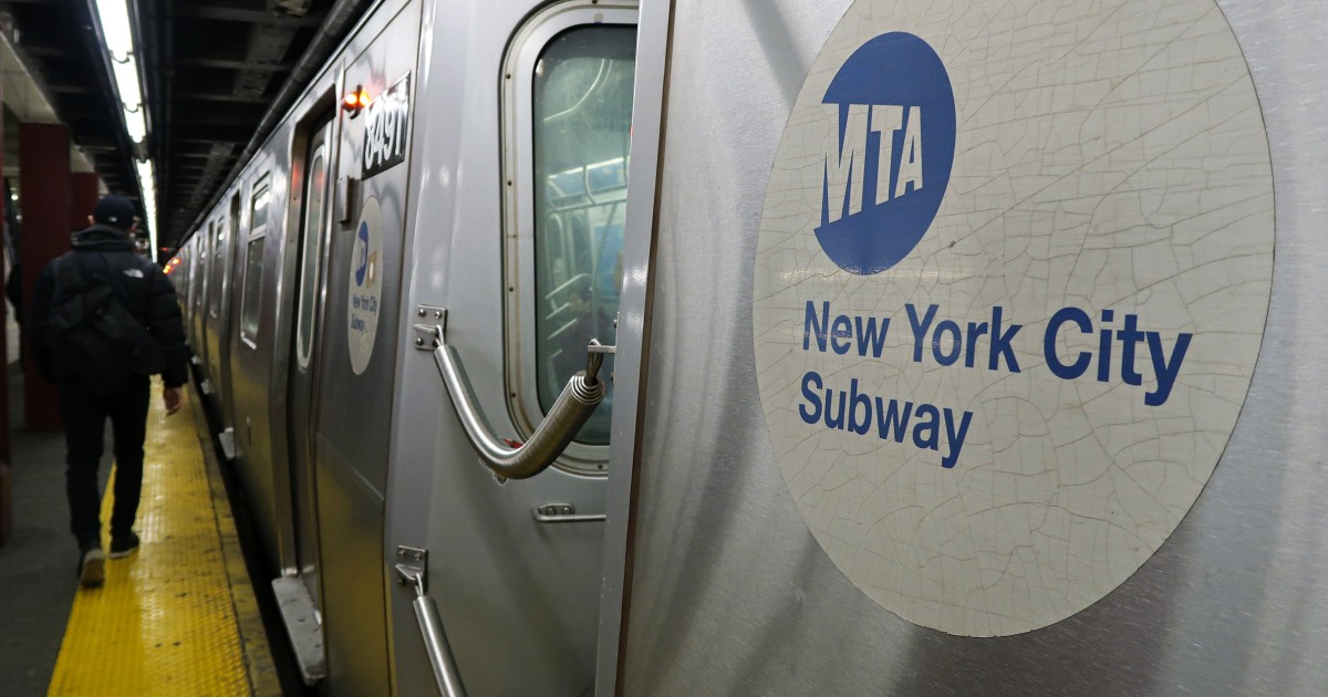 Краката на жена са ампутирани, след като се твърди, че гаджето я блъска пред влака в Ню Йорк