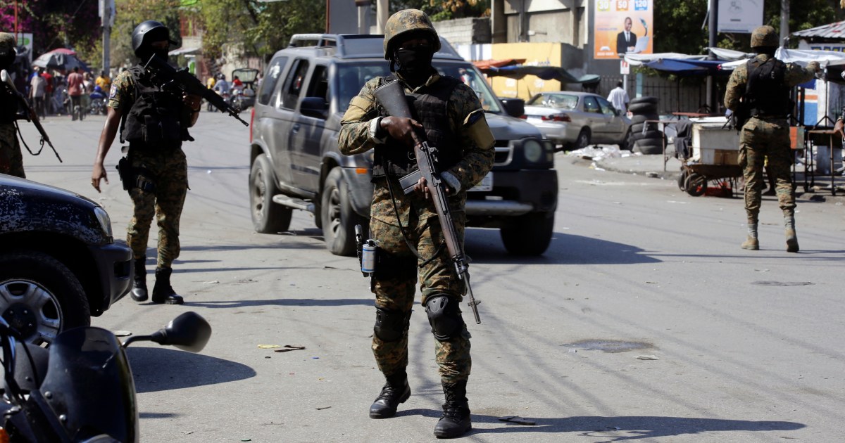 Американските сили пристигат, за да засилят сигурността в посолството в Хаити и да евакуират маловажен персонал