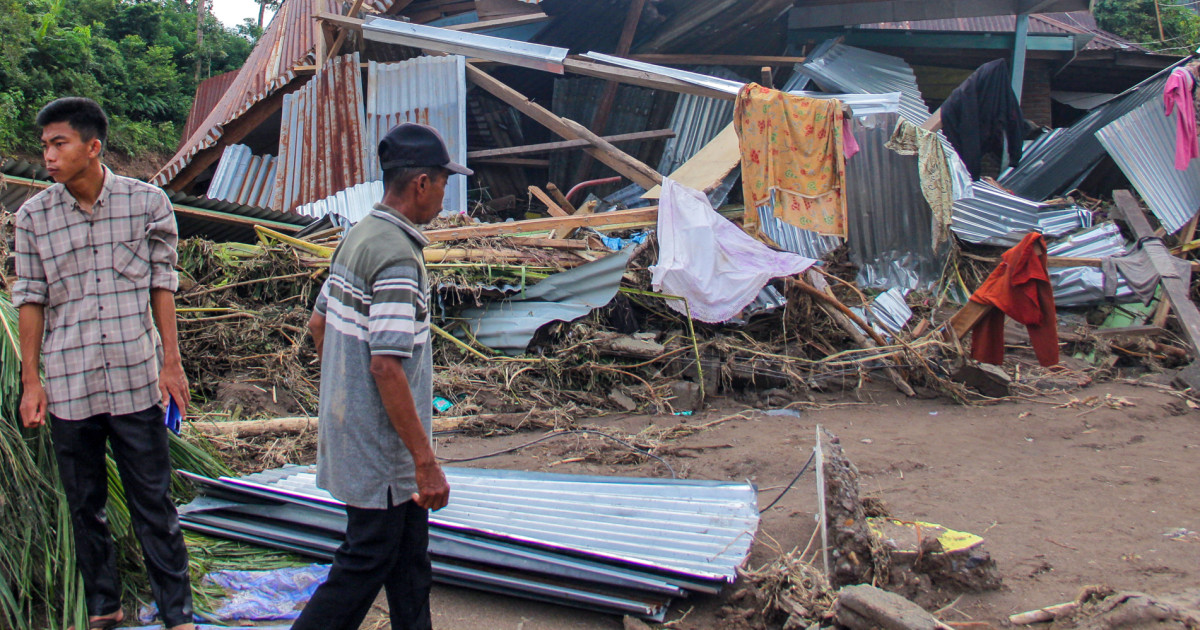 ПАДАНГ Индонезия — Поройни дъждове предизвикаха внезапни наводнения и свлачище