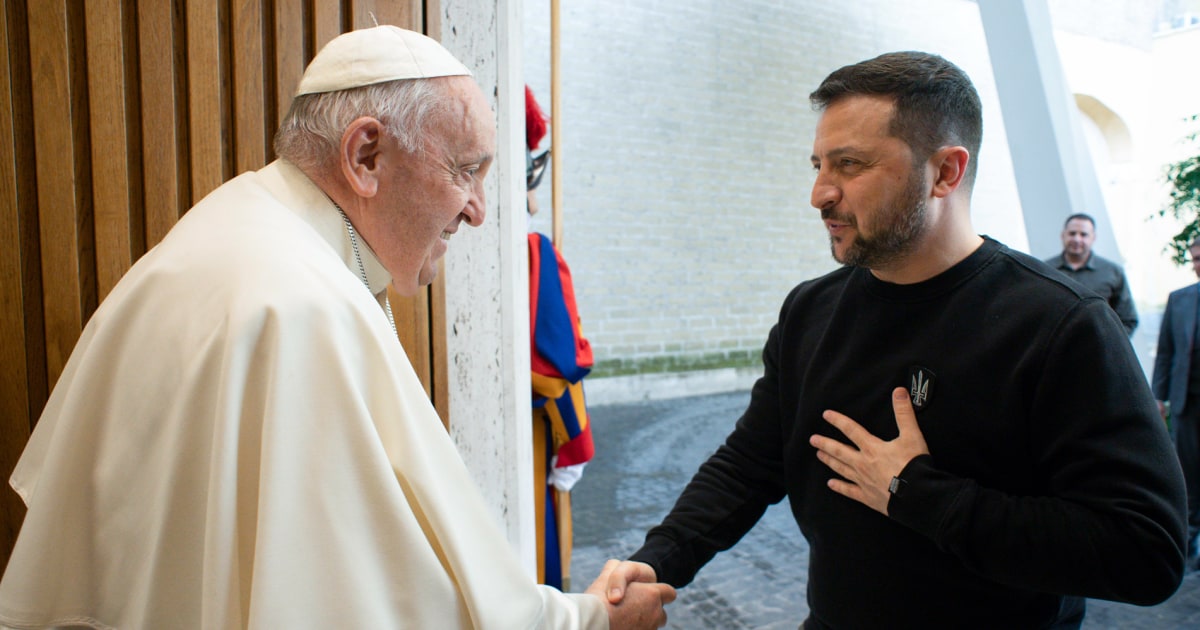 РИМ — Папа Франциск каза в интервю, че Украйна трябва