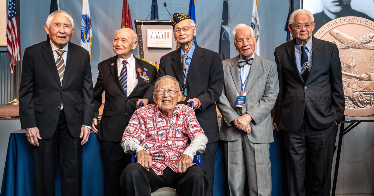 Китайски американски ветерани от Втората световна война, които са служили, въпреки че им е отказано американско гражданство, почетени от Конгреса
