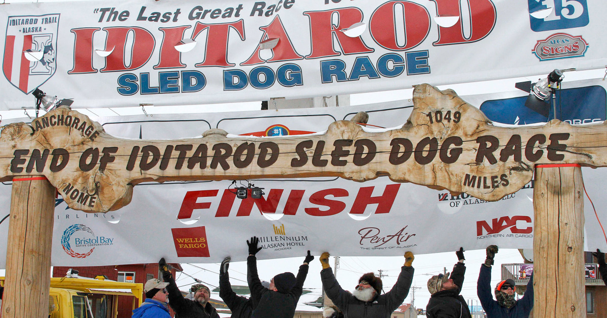 2 кучета умряха по време на Iditarod, което накара PETA да прекрати състезанието от 1000 мили