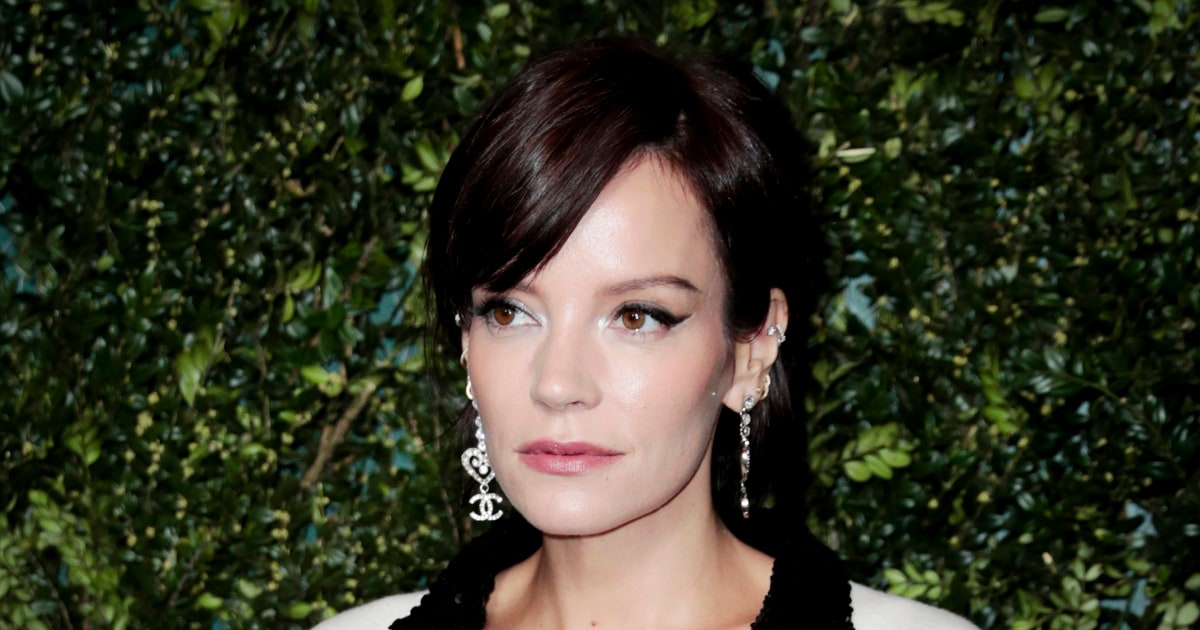 Lily Allen criticized for flying first class while her child flew in economy alone
