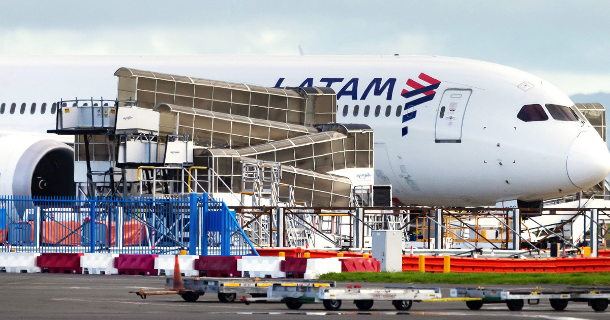 Хората „удариха покрива“ на самолета на Боинг, казва пътник, докато новозеландските сонди внезапно падаха по време на полет