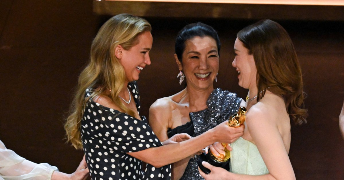 Мишел Йео разяснява объркващия момент на Оскар, когато Ема Стоун сякаш я „игнорира“