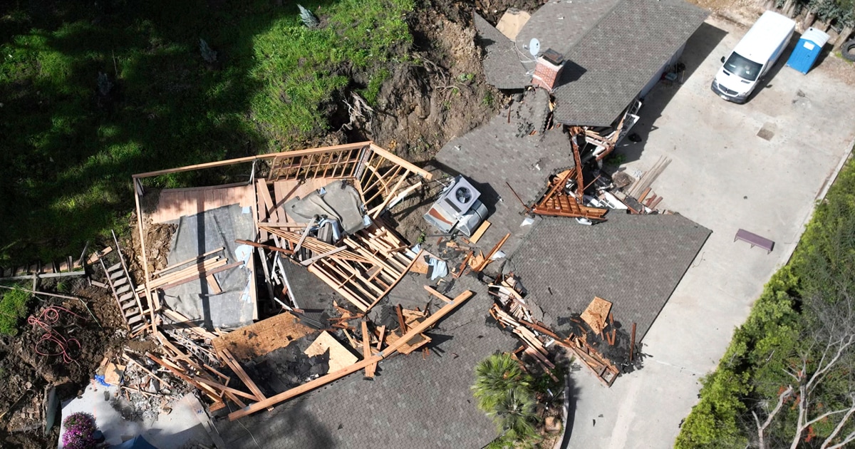 Свлачище, което унищожи 1 дом и застраши най-малко 2 други, предизвика евакуации в Лос Анджелис
