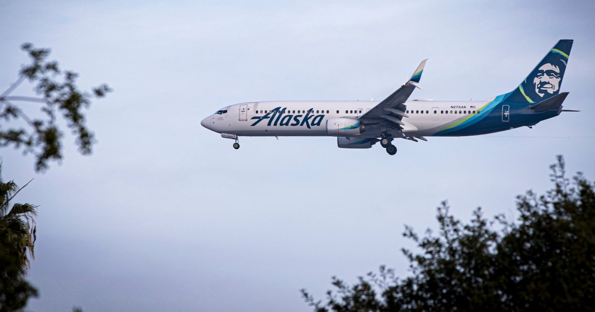 Твърди се, че мъж се опитва да нахлуе в пилотската кабина по време на полет на Alaska Airlines от Сан Диего до Дълес