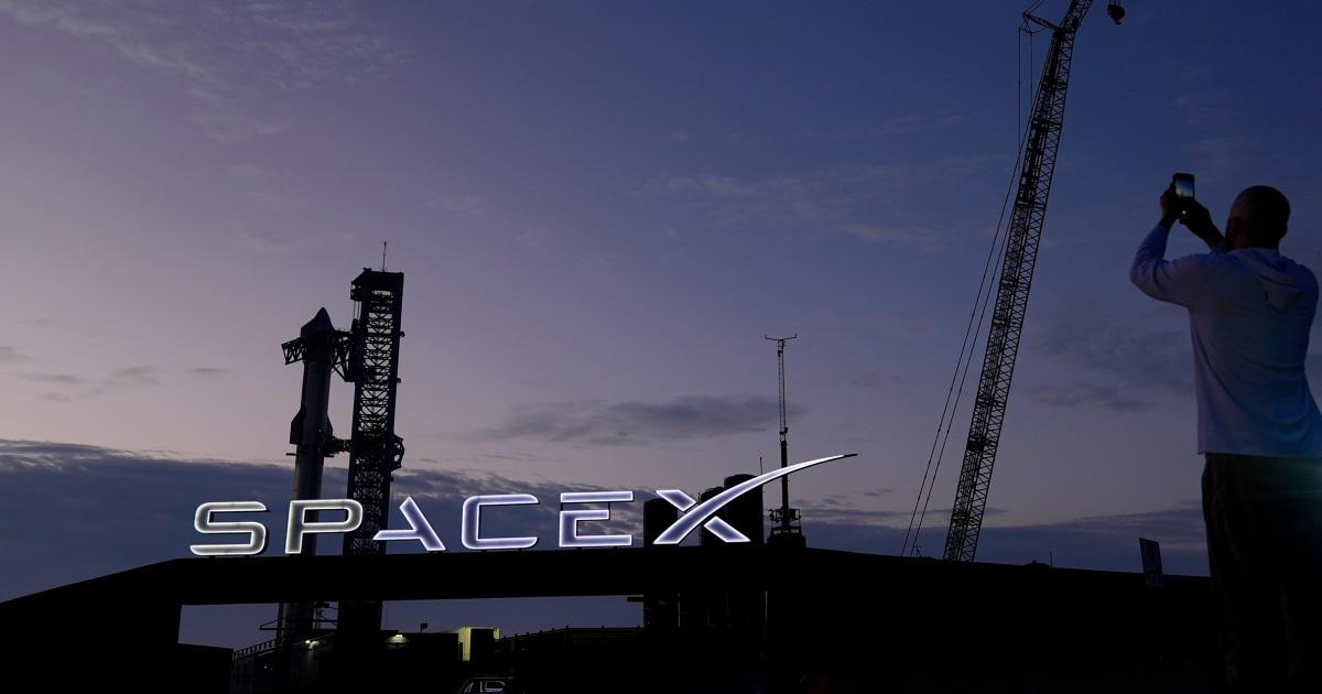 Мегаракетата от следващо поколение на SpaceX е готова да изстреля