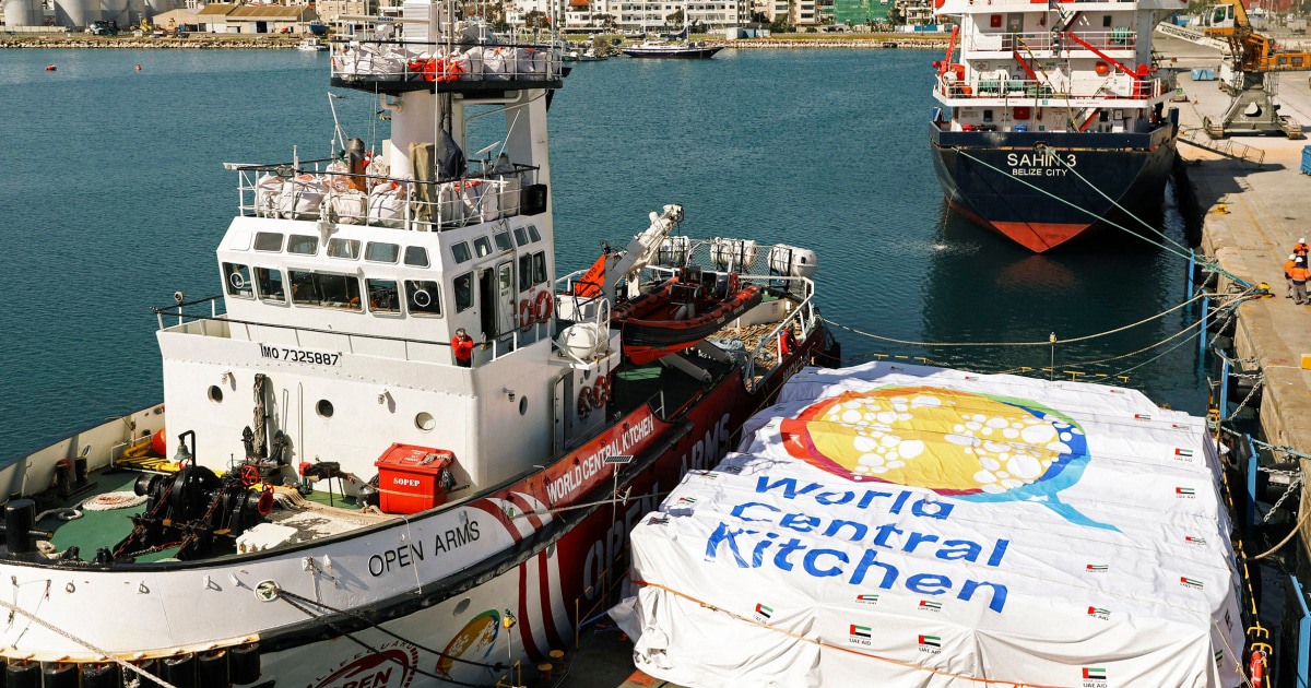 Първият кораб с хуманитарна помощ трябва да пристигне в Газа, тъй като Израел е изправен пред реакция за блокиране на сухопътни маршрути