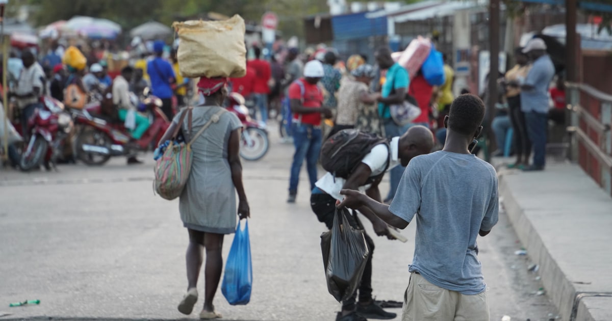 ДАЯБОН Доминиканска република — Тъй като кризата в Хаити навлиза