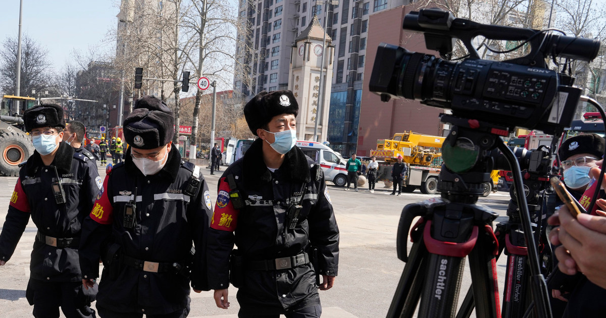 Китайските градски власти се извиниха рядко, след като властите тормозеха журналисти по телевизия на живо