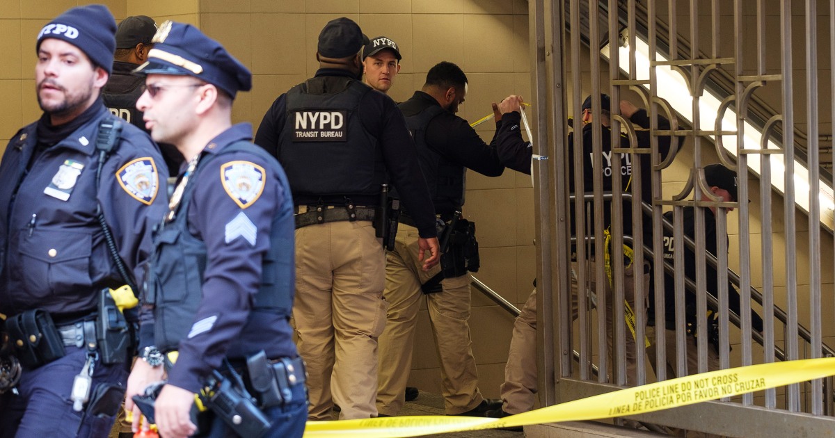 Мъж беше прострелян със собствения си пистолет след кавга в претъпкания влак на нюйоркското метро, ​​съобщи полицията