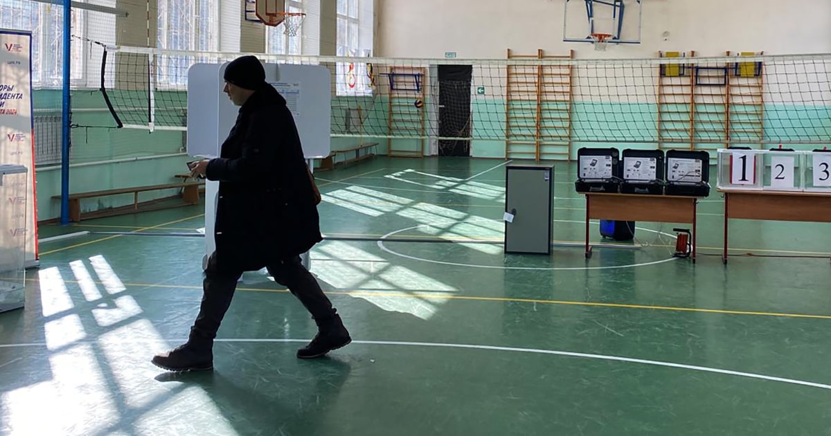 МОСКВА Русия — Постоянен поток от избиратели пристигна в избирателна