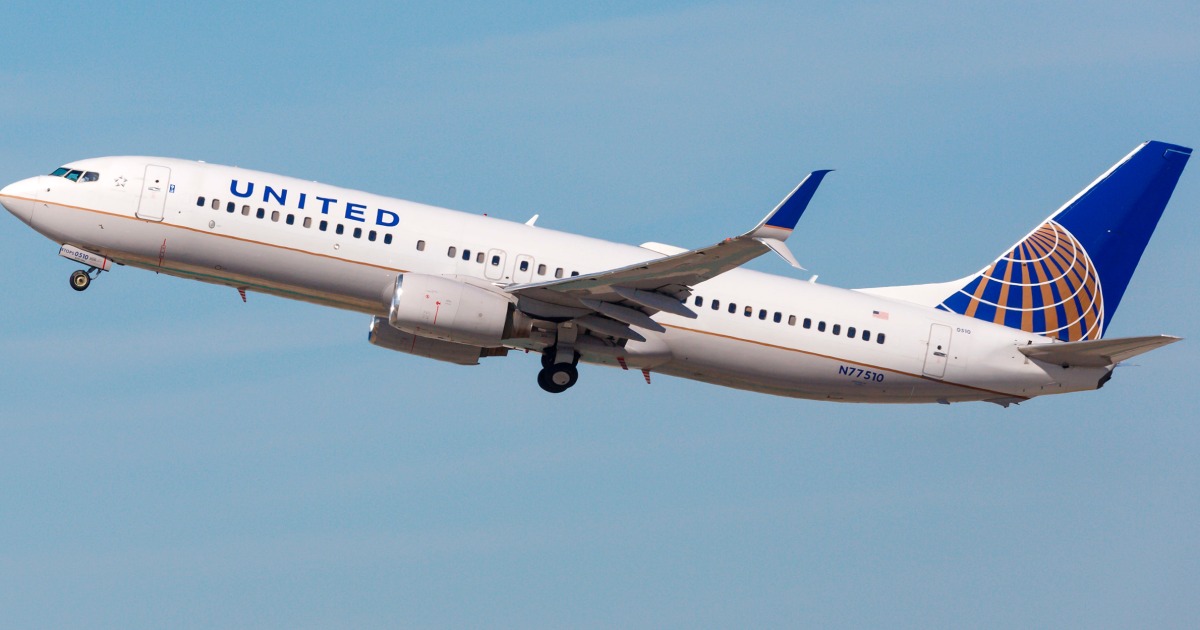 Боинг 737-800, управляван от United Airlines, липсваше външен панел, когато