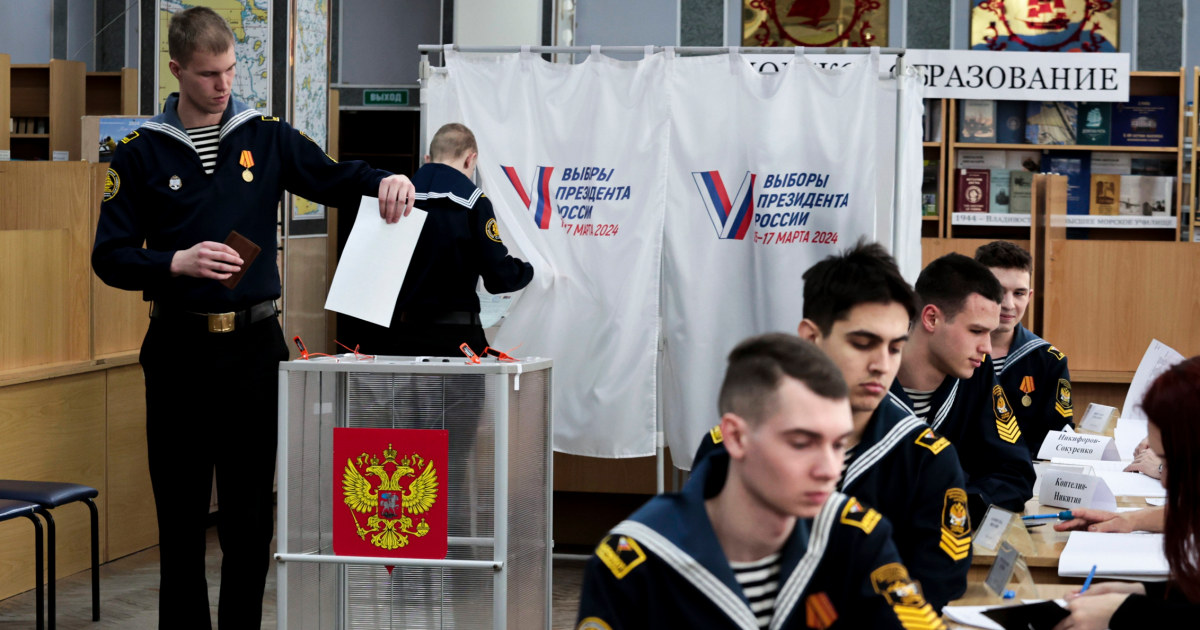 Наливане на багрило в урните, полагане на цветя в Кремъл, организиране на „обед срещу Путин“: Как руснаците протестират срещу изборите