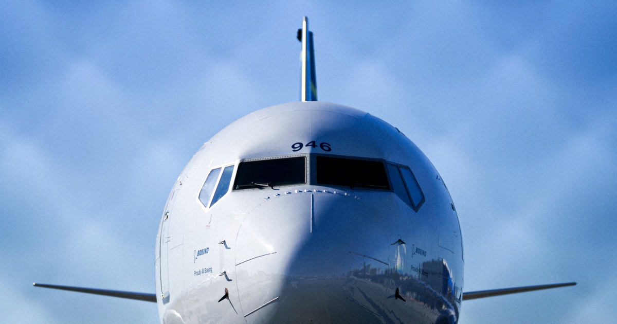 Един нервен пътник докосва външната страна на самолета докато се