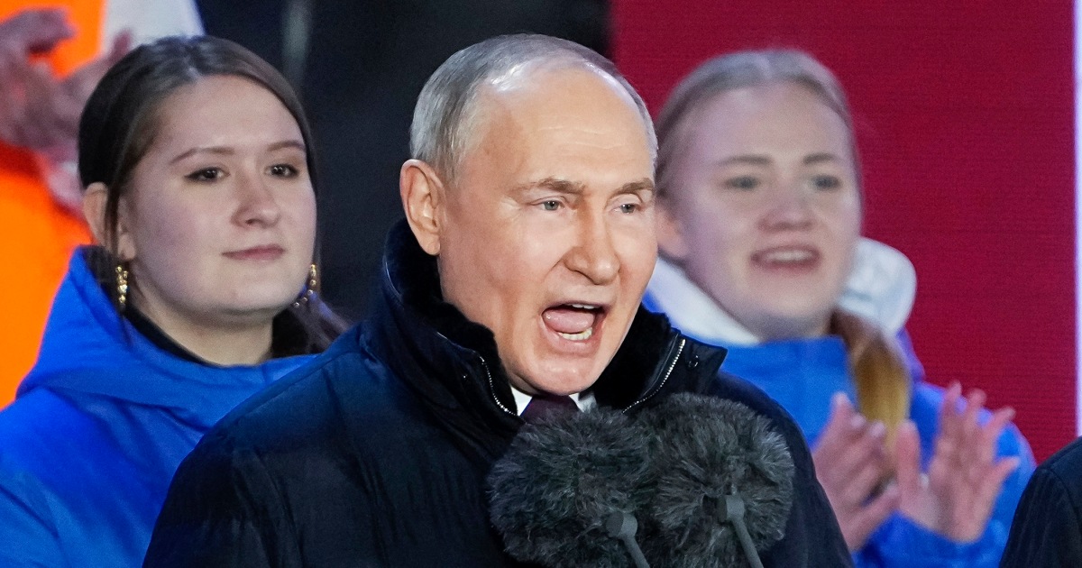 МОСКВА — Владимир Путин се качи на сцената на Червения