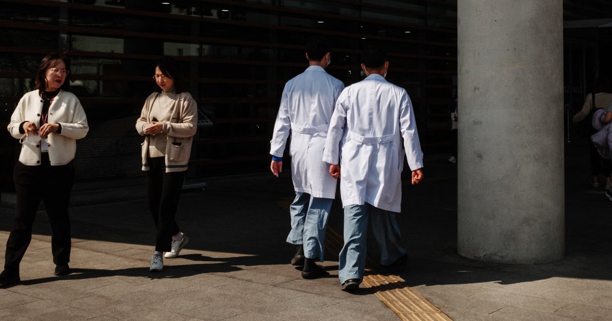 Южна Корея ще спре лицензите на 2 старши лекари при първите наказания заради напускането