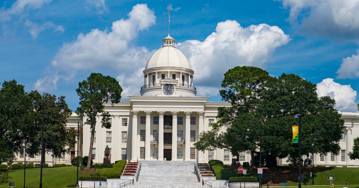 Губернаторът на Алабама Кей Айви подписа законопроект в сряда превръщайки