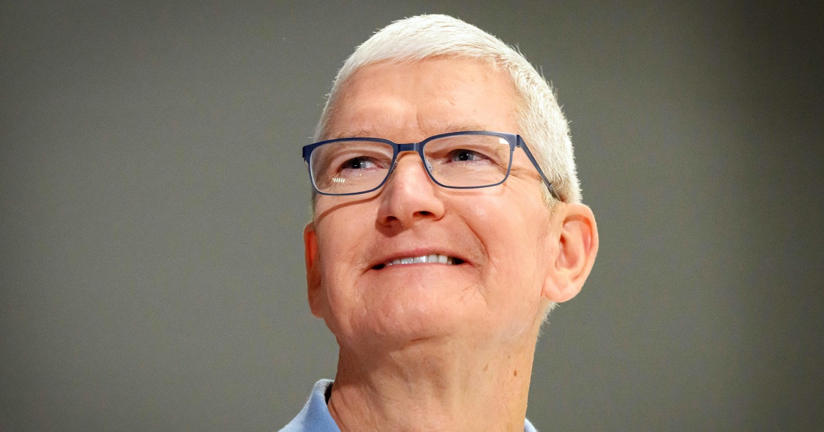 Главният изпълнителен директор на Apple Тим Кук е на посещение
