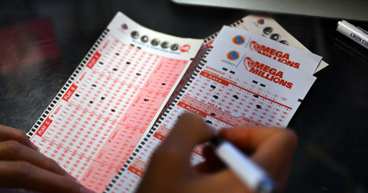 Powerball jackpot increases to $935 million after no one wins the top prize