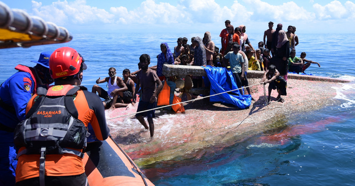 Десетки бежанци мюсюлмани рохинги бяха спасени в Индонезия след нощ на преобърната лодка