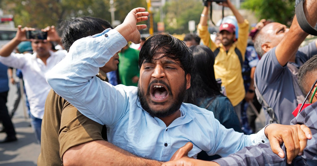 Членове на индийската опозиция бяха задържани след арест на висш лидер за корупция