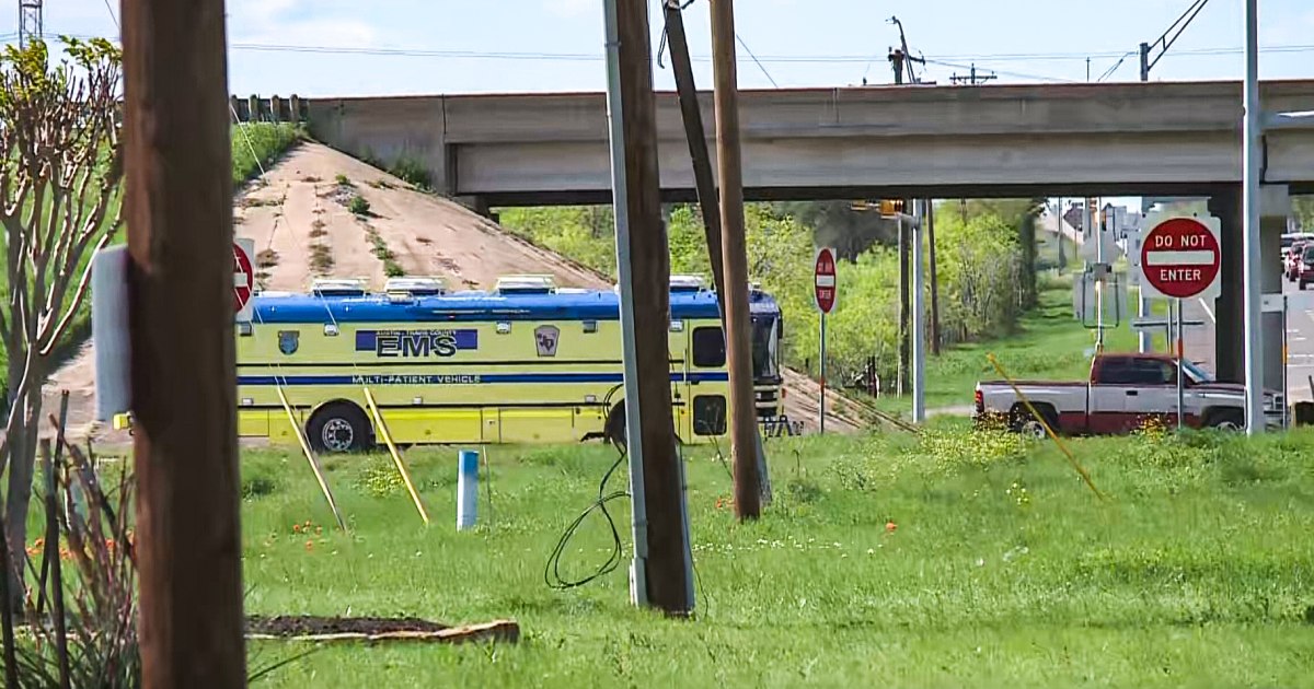 2-ма загинали, няколко ранени, след като училищен автобус се преобърна в окръг Тексас