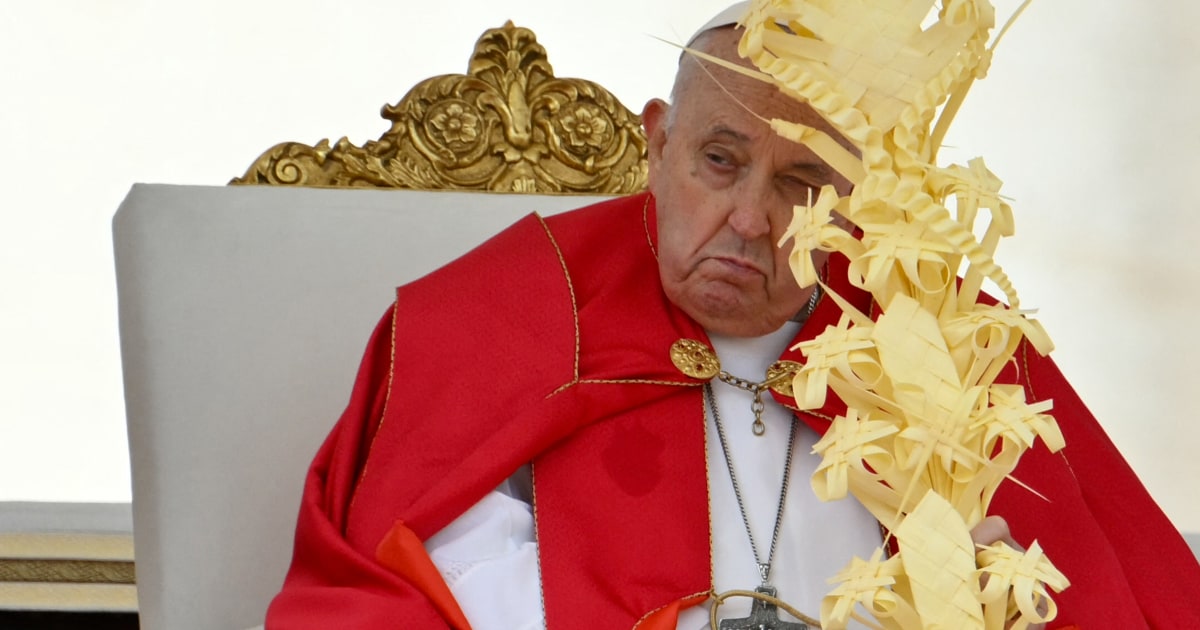 Папата пропусна проповедта в началото на натоварената Страстна седмица по време на литургията на Цветница на площад 