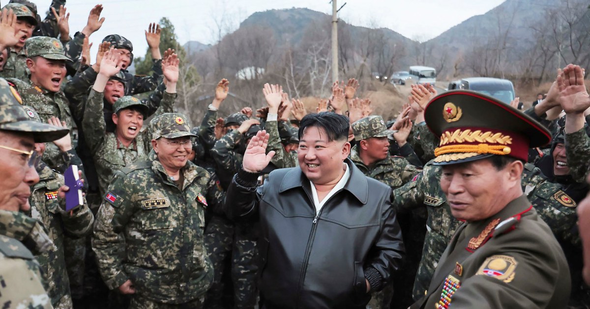 Севернокорейският лидер Ким Чен Ун наблюдава танково учение и насърчи