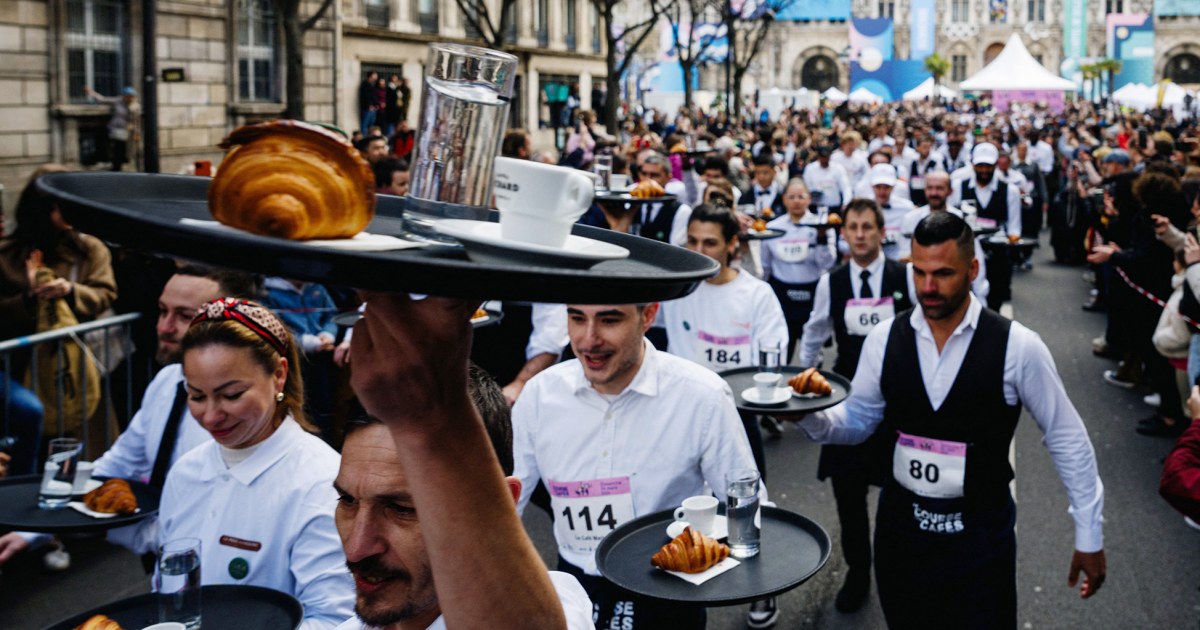 Парижки сервитьори се състезават по улиците, докато френската столица празнува живота и душата на града преди Олимпиадата