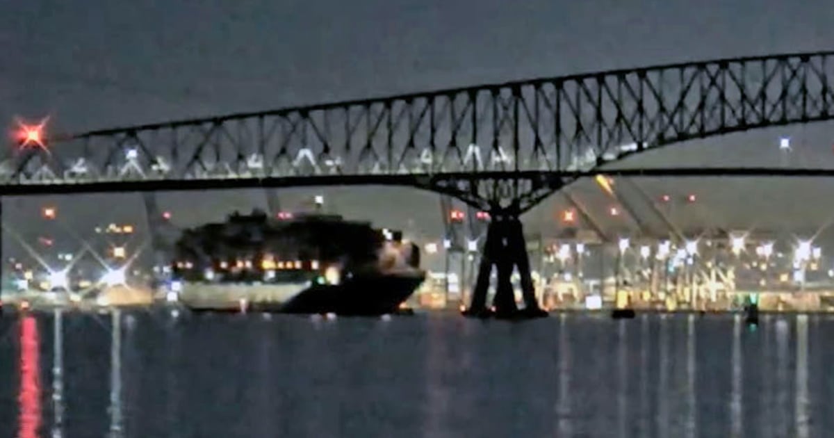 Видео заснема ужасяващ момент Мостът Франсис Скот Кий се срутва след сблъсък с кораб в Балтимор
