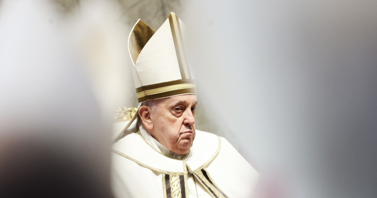 Папа, изглеждащ силен, издава дълги маршируващи заповеди на свещениците по време на литургията на Велики четвъртък
