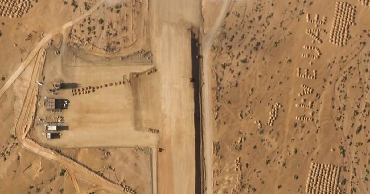 Писта се строи на йеменски остров близо до Червено море с надпис „ОБИЧАМ ОАЕ“ до нея