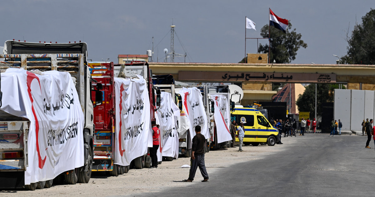 Стотици камиони, пълни с помощ, стоят бездействащи близо до границата с Газа, докато кризата се задълбочава