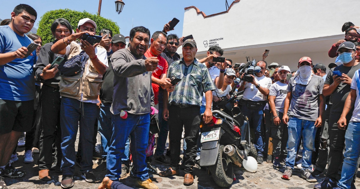 ТАКСКО, Мексико — Тълпа в мексиканския туристически град Такско брутално
