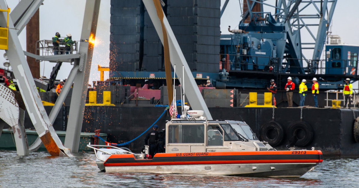 Екипите започват да отстраняват първото парче усукана стомана от рухналия Балтиморски мост