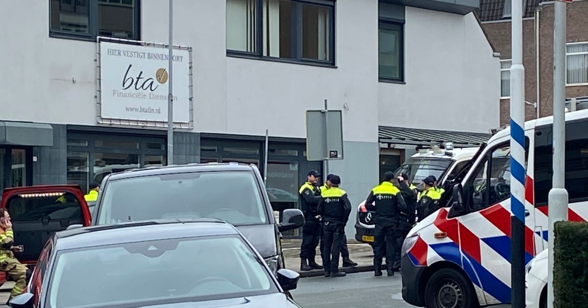 Полицията съобщи, че трима заложници са били освободени, но ситуацията в холандски град не е приключила