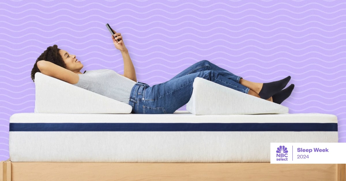 9 клиновидни възглавници с висока оценка, които правят съня по-удобен