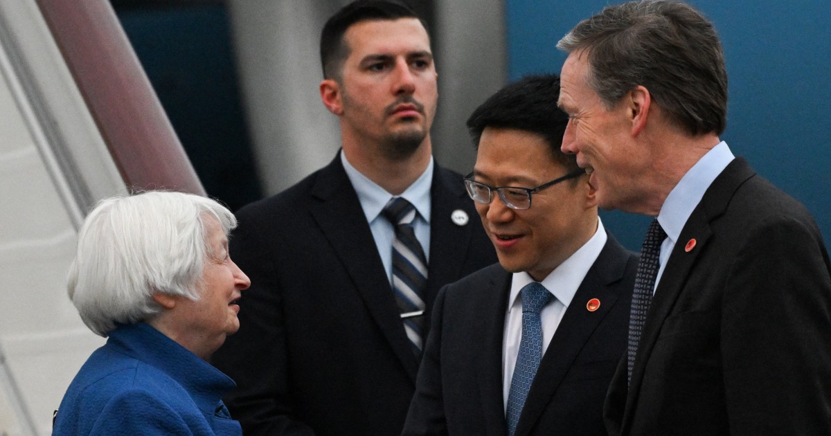 Йелън започва срещи в Китай със загриженост за свръхкапацитета, насърчавайки пазарно ориентирани реформи