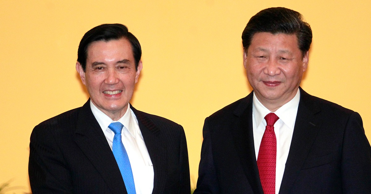 Китайският президент Си казва, че никой не може да спре „семейното събиране“ с Тайван, докато се среща с бившия лидер