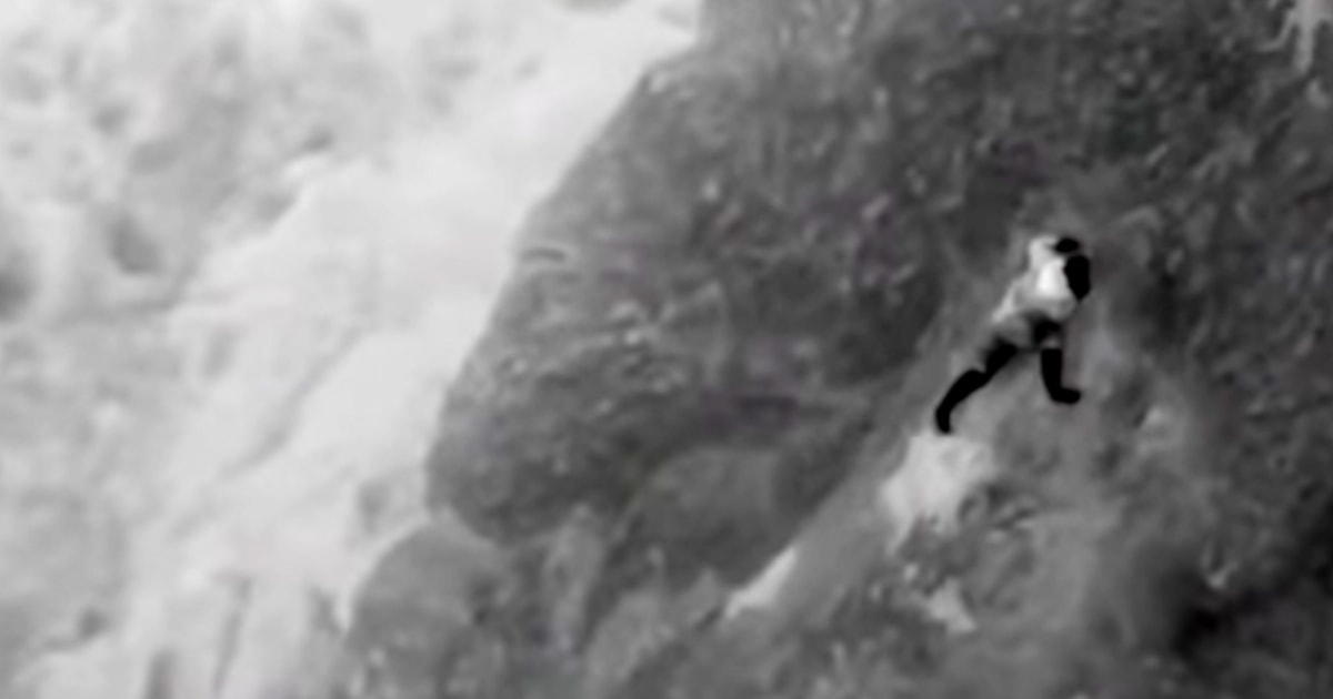 Видео показва драматично спасяване на турист, който се е вкопчил в скалата на Калифорния, докато океанът се издига под нея
