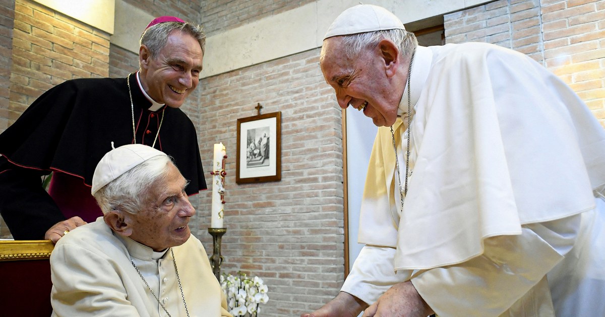 Бенедикт ме подкрепи за правата на ЛГБТК двойките, казва папа Франциск