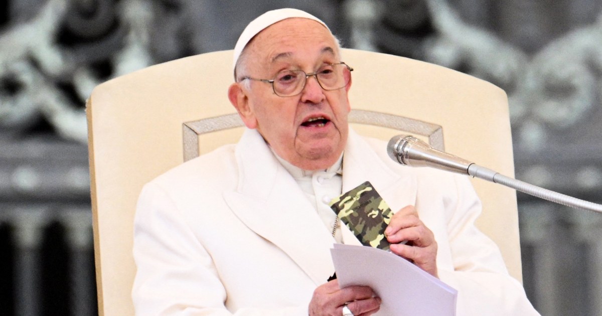 Папата показва броеница на убит украински войник, осъжда „лудостта на войната“