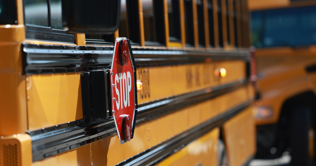 Шофьор на училищен автобус, обвинен в нападение над ученик, е „прекалил“, казва директорът на Масачузетс