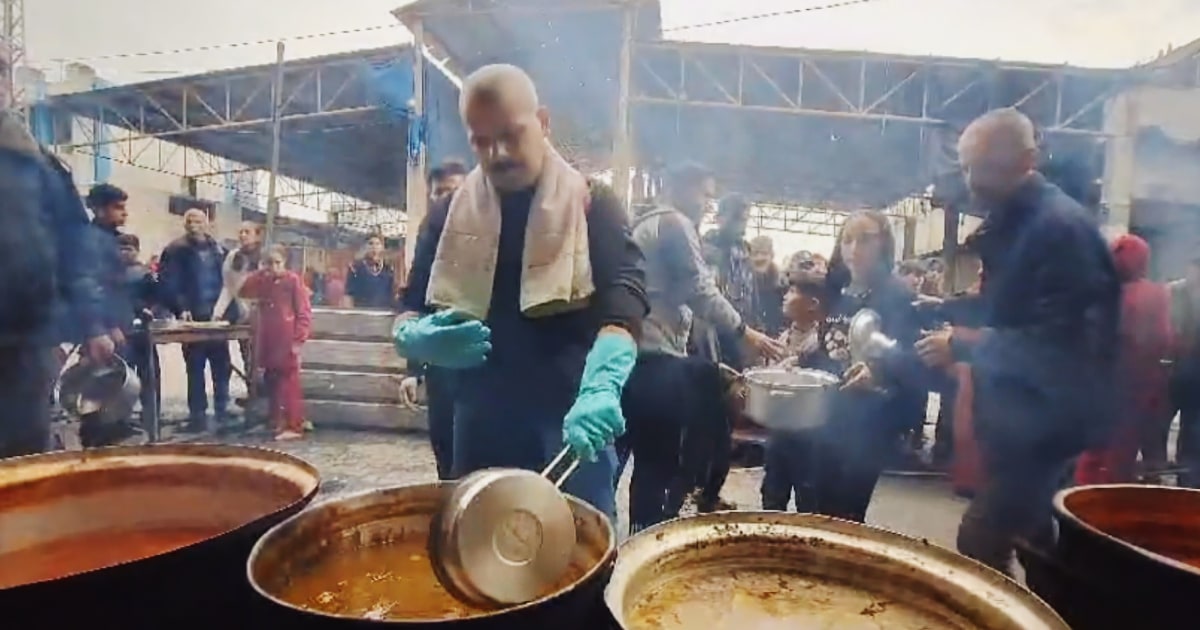 Кухнята за супи в Газа обединява усилията на братята, отдалечени на хиляди мили един от друг