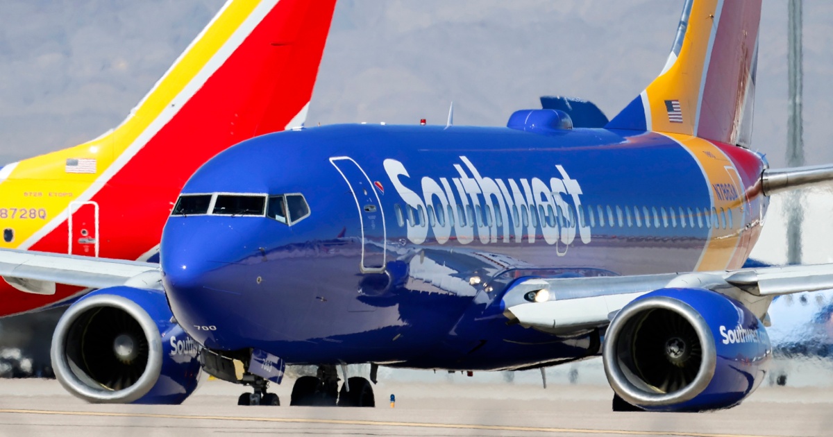 Капакът на двигателя на самолета на Southwest Airlines се отделя по време на излитане