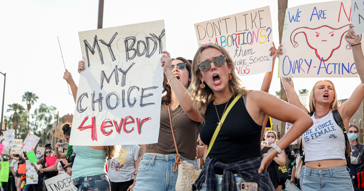 Върховният съд на Аризона постанови, че почти пълната забрана на абортите от 1864 г. е приложима